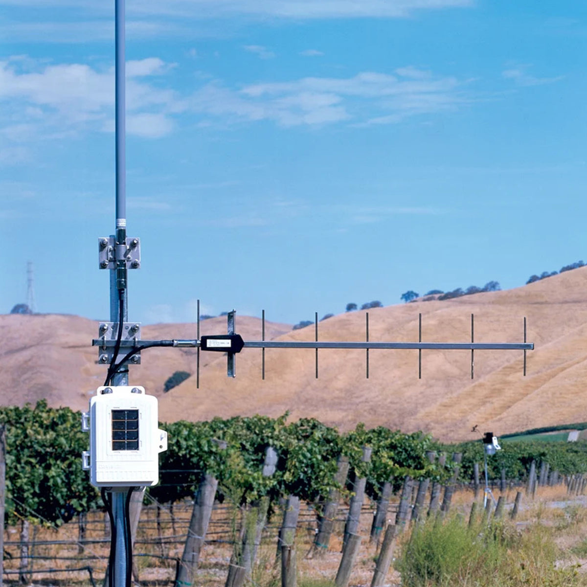 Davis 7654 Long Range Repeater with Solar Power