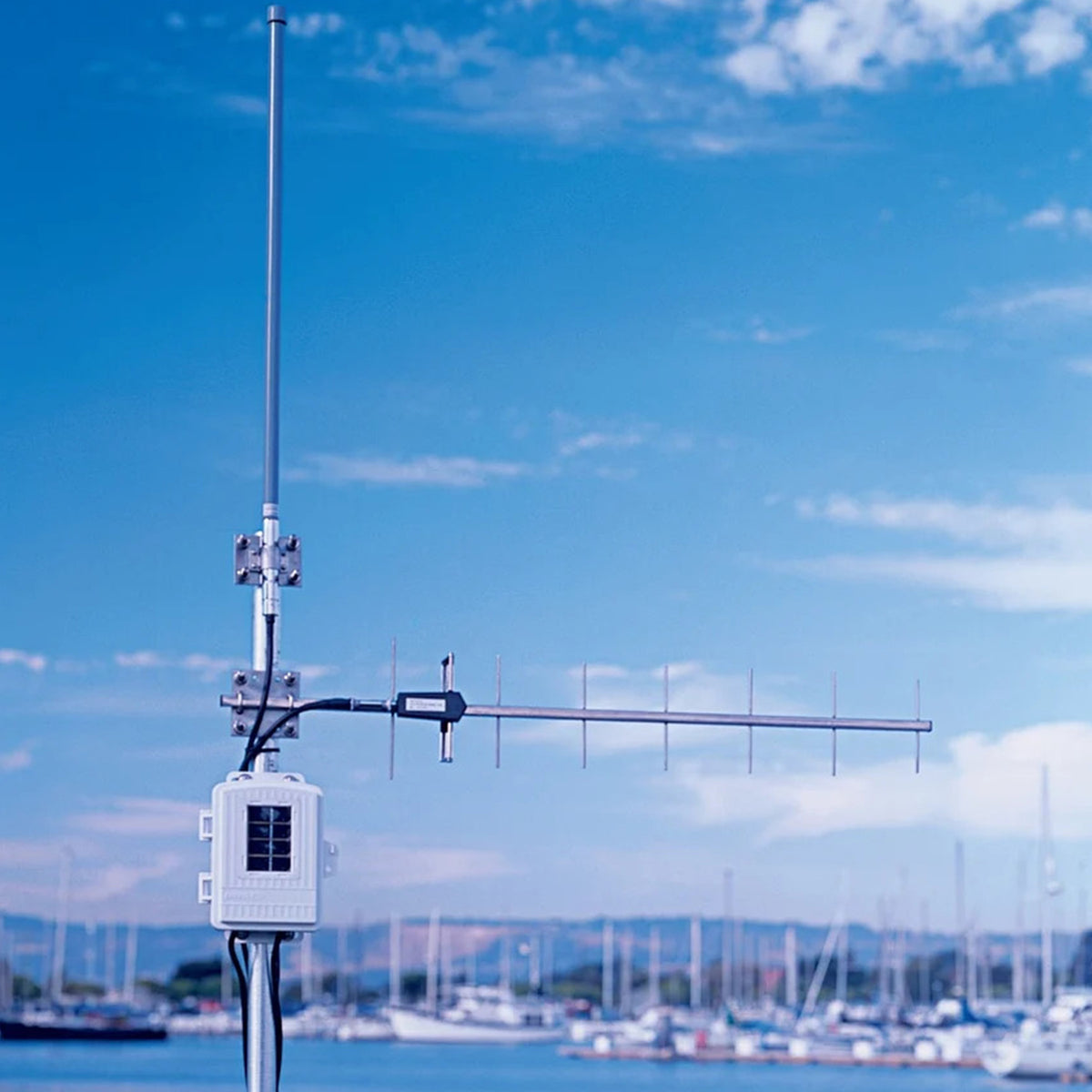 Davis 7654 Long Range Repeater with Solar Power